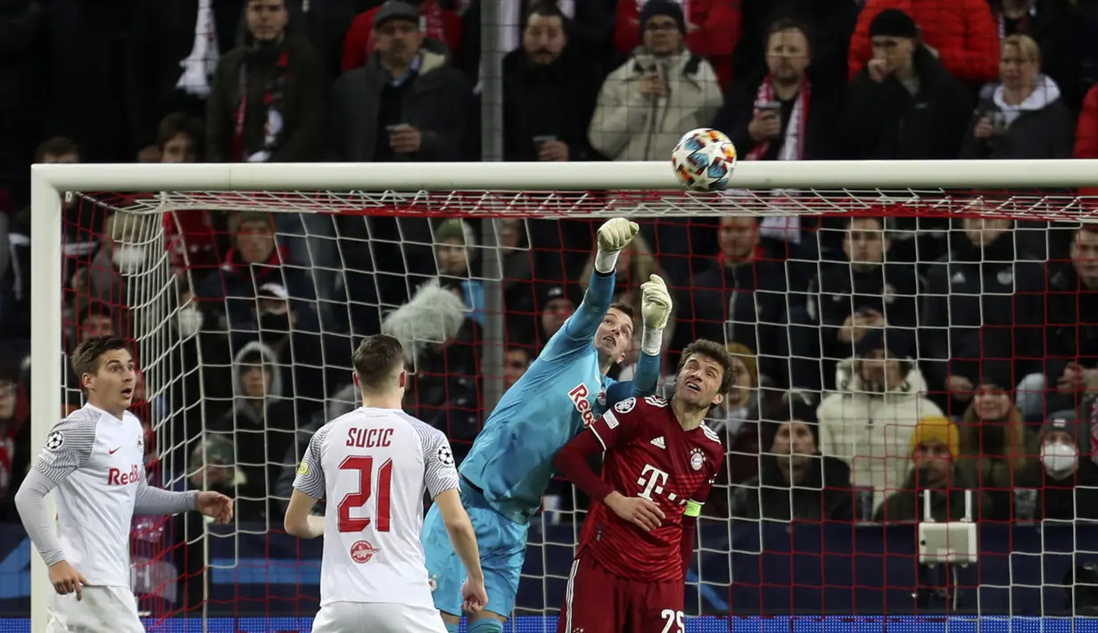 Kiper RB Salzburg Philipp Koehn melakukan penyelamatan di depan penyerang Bayern Munchen Thomas Mueller dalam leg pertama 16 besar Liga Champions di Red Bull Arena, Kamis dini hari WIB (17/2/2022). Munchen meraih hasil imbang 1-1 saat bertandang ke markas RB Salzburg. (AP Photo/Alexandra Beier)