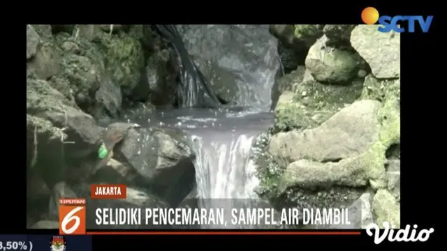 Viral Kali Cipinang Mura berubah warna jadi biru dan merah, Dinas Lingkungan Hidup ambil sampel air untuk diperiksa di laboratorium.