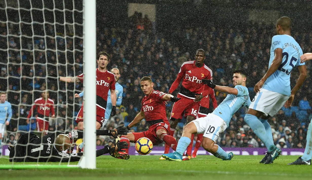 Pemain Manchester City, Sergio Aguero (kedua kanan) berhasil mencetak gol ke gawang Watford dalam lanjutan pekan ke-22 Premier League di Etihad Stadium, Selasa (2/1). Aguero menyumbangkan gol kemenangan Manchester City dengan skor 3-1. (Oli SCARFF/AFP)