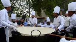 Adonan roti goreng Bhatura dengan diameter 147 cm siap untuk digoreng, India, New Delhi, Kamis (6/4). Penyelenggara berharap Bhatura buatan mereka bisa memecahkan rekor Bhatura  terbesar di India. (AFP PHOTO / SAJJAD HUSSAIN)