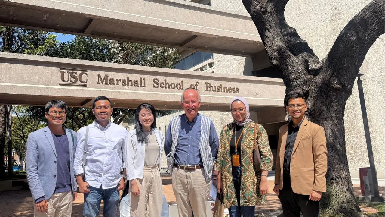 Seluruh penerima beasiswa TAMBA & SAMBA SCHOLARSHIP 2024 & 2025 berpose Bersama di halaman kampus USC Marshall School of Business.