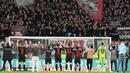 Pemain Bayer Leverkusen merayakan kemenangan bersama suporter setelah menaklukkan Stuttgart pada laga perempat final DFB Pokal di Stadion di BayArena, Rabu (7/2/2024). (AP Photo/Martin Meissner)