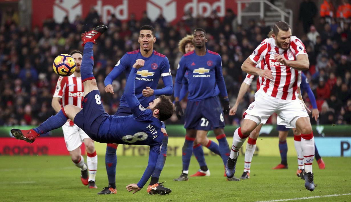 Aksi pemain Manchester United, Juan Mata melakukan tendangan salto saat melawan Stoke City pada lanjutan Premier League di Bet365 Stadium, Stoke-on-Trent, (21/1/2017). Setan Merah bermain Imbang 1-1.  (Nick Potts/PA via AP)