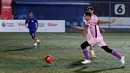 Dalam kegiatan tersebut, tim Selebriti FC melakukan pemanasan dengan bertanding antartim sebelum bermain fun football bersama Peter Schmeichel. (Liputan6.com/Herman Zakharia)