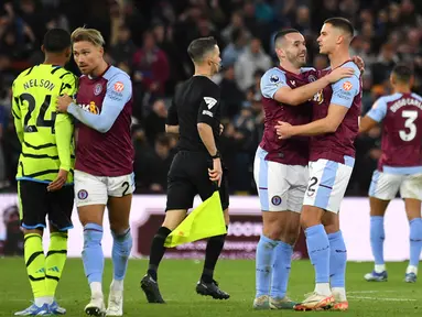 Para pemain Aston Villa merayakan kemenangannya atas Arsenal pada pertandingan sepak bola Liga Inggris di Villa Park, Birmingham, Inggris, Sabtu (9/12/2023). (AP Photo/Rui Vieira)