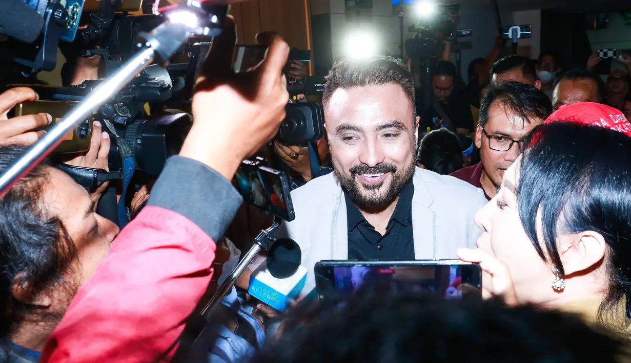 Sekedar informasi, Rizal menikahi Sarah pada 22 Februari 2022 lalu. Sekitar setahun setelah menikah, Sarah melaporkan sang suami di Polda Metro Jaya Senin (13/2/2023). Sarah mengaku  hanya menikmati rumah tangga bahagia satu bulan setelah menikah. [Foto: KapanLagi.com/Muhammad Akrom Sukarya]