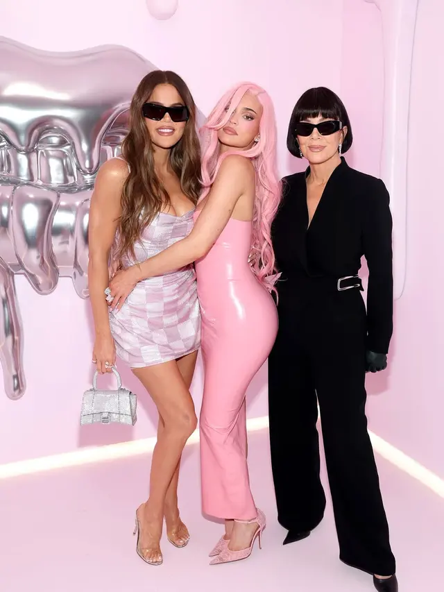 Potret Keluarga Kardashian-Jenner Tampil Kompak dengan Gaya Barbiecore Hadiri Acara Kosmetik Kylie Jenner