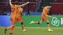 Penyerang Belanda, Steven Berghuis melakukan selebrasi usai mencetak gol ke gawang Latvia dalam lanjutan Kualifikasi Piala Dunia 2022 zona Eropa Grup G di Johan Cruyff ArenA, Minggu (28/3/2021). Belanda menang atas Latvia 2-0. (AP Photo/Peter Dejong)