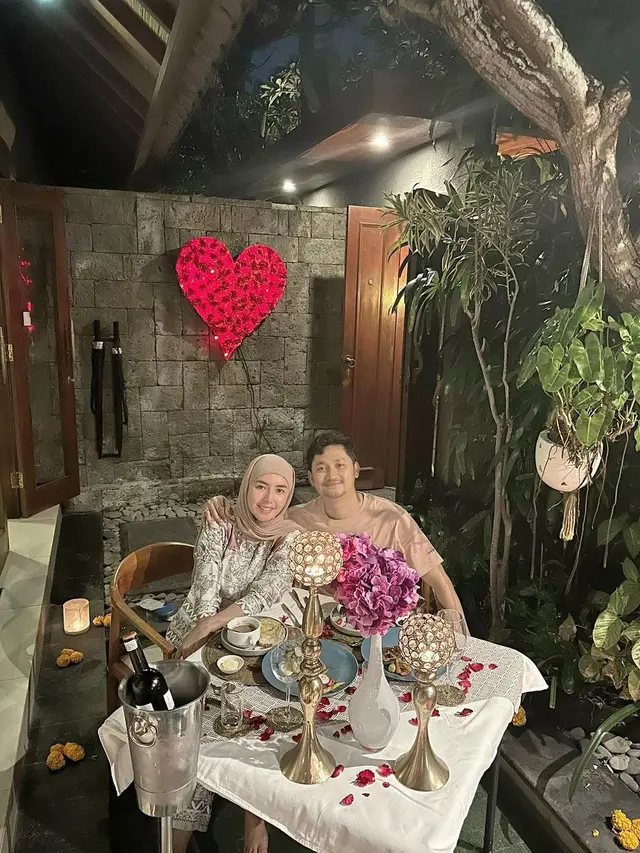 Potret Angga Wijaya Honeymoon Lagi dengan Istri, Berdua Tanpa Anak