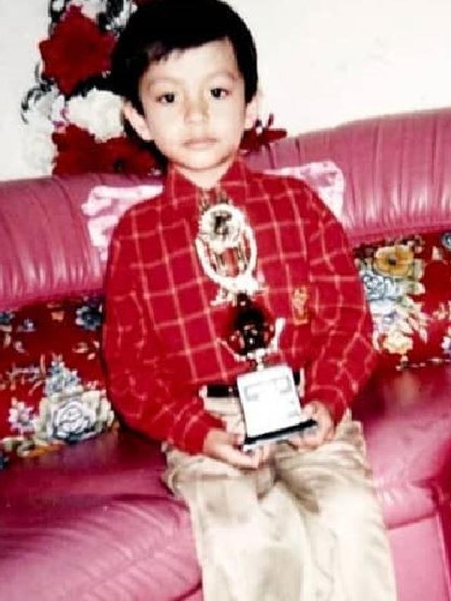 6 Potret Masa Kecil Angga Yunanda, Bikin Gemas