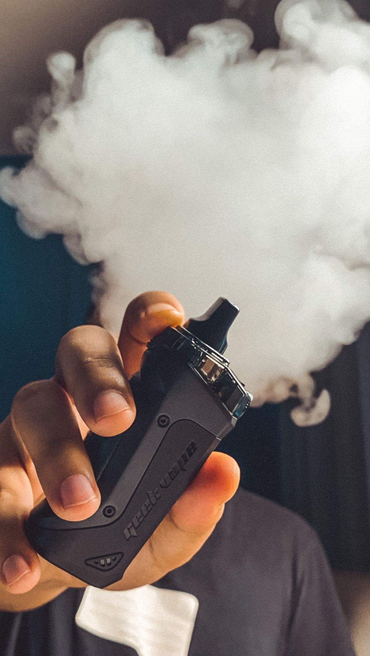 Dengan pengguna vape yang terus bertambah, penting untuk memberikan pemahaman kepada masyarakat tentang dampak kesehatan yang mungkin timbul dari kebiasaan ini.