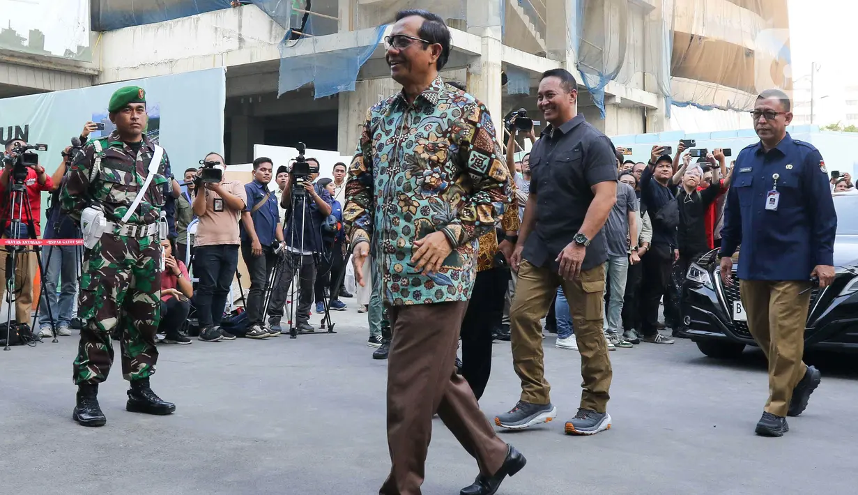 Mahfud Md terlihat mengenakan batik cokelat lengan panjang. (Liputan6.com/Herman Zakharia)