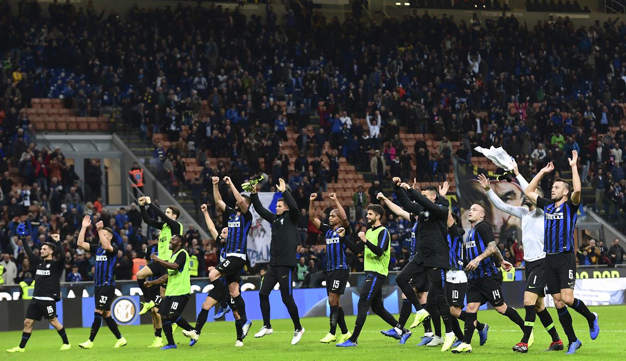 Para pemain Inter Milan merayakan kemenangan atas Genoa pada laga Serie A Italia di Stadion San Siro, Milan, Sabtu (3/11). Inter menang 5-0 atas Cagliari. (AFP/Miguel Medina)