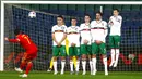 Pemain Wales, Harry Wilson, melepaskan tendangan bebas saat melawan Bulgaria pada laga UEFA Nations League di Stadion Vassil Levski, Kamis (15/10/2020). Wales menang dengan skor 1-0. (AP Photo/Anton Uzunov)