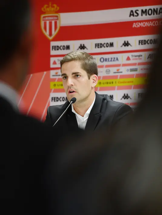 Pelatih baru AS Monaco, Robert Moreno memberikan keterangan saat  konferensi pers di Stadion Louis II, Senin (30/12/2019). Robert Moreno bergabung dengan AS Monaco pada pertengahan musim setelah pelatih sebelumnya dipecat untuk kedua kalinya dalam setahun. (YANN COATSALIOU / AFP)