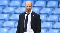 Zinedine Zidane saat ini sedang tidak menangani klub manapun setelah mengundurkan diri dari Real Madrid, akibat kurangnya kepercayaan dari manajemen. Padahal, Zidane sukses mempersembahkan 3 gelar Liga Champions secara berurutan dan 1 gelar Liga Spanyol untuk Los Blancos. (AFP/Pool/Peter Powell)