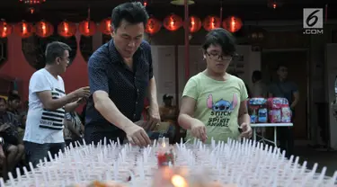 Pengurus menyiapkan hidangan berbuka puasa atau takjil di Vihara Dharma Bhakti, Glodok, Jakarta, Rabu (30/5). Acara ini diinisiasi oleh Yayasan Wihara Kim Tet Ie bekerja sama dengan Muslim Tionghoa dan Laskar Pembela Islam. (Merdeka.com/Iqbal S. Nugroho)