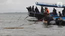 Selain melanggar aturan, keberadaan pagar laut menghambat aktivitas nelayan dan merusak ekosistem laut. (Magang/Liputan6.com/Muhammad Rizal)