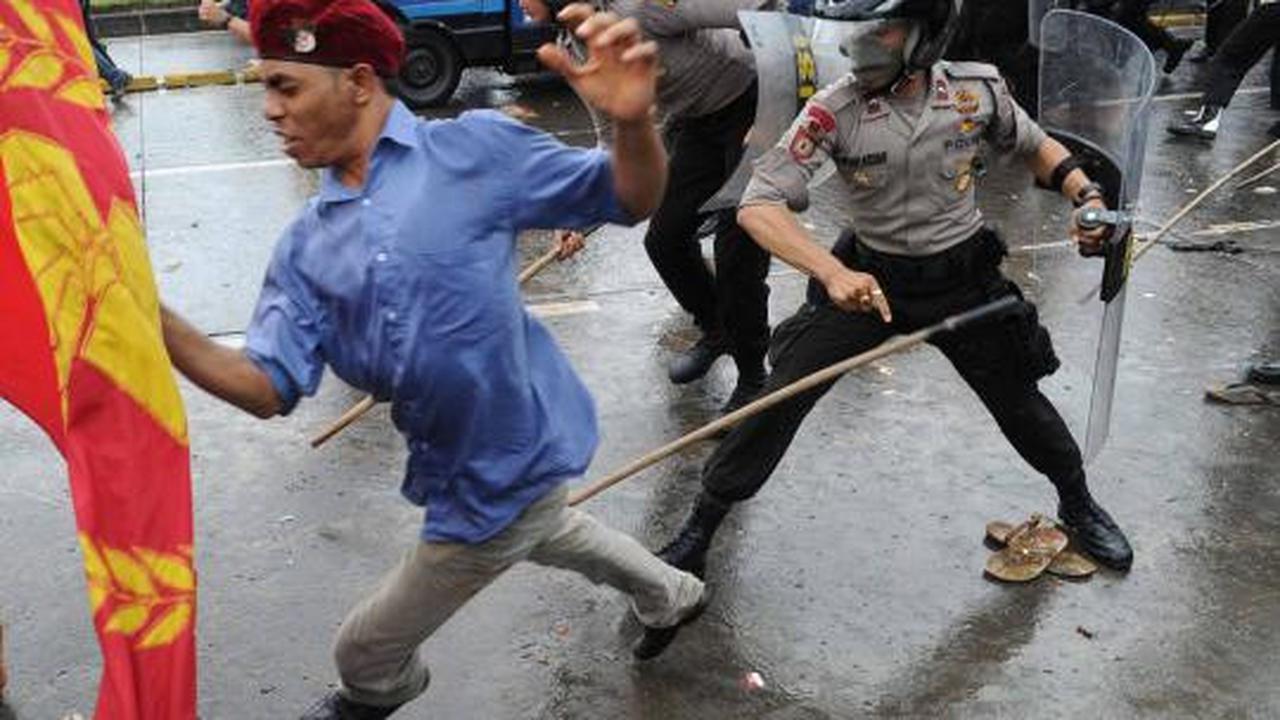 Bentrok demonstran vs polisi di DPR