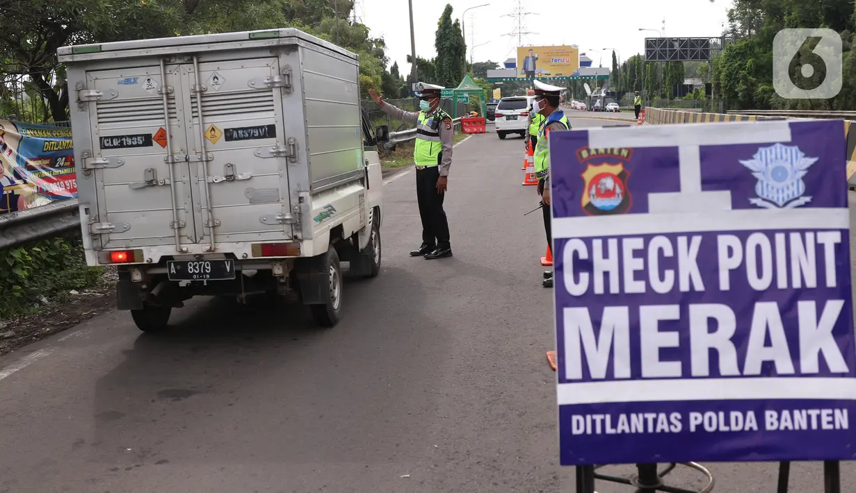 Petugas kepolisian melakukan pengecekan terhadap kendaraan yang keluar Tol Merak, Banten, Senin (18/5/2020). Pemeriksaan (check point) tersebut terkait larangan mudik guna penyekatan atau memeriksa kemungkinan pemudik yang akan keluar dari wilayah Jabodetabek. (Liputan6.com/Angga Yuniar)