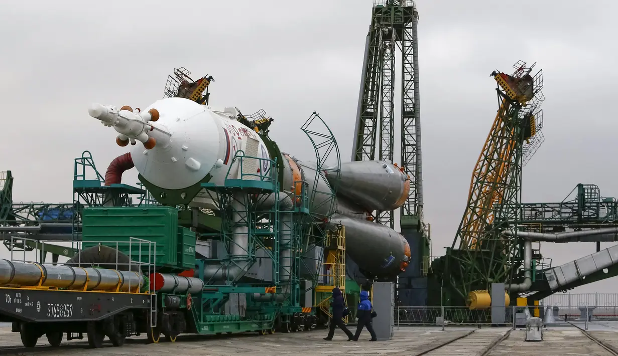 Pesawat ruang angkasa Soyuz saat akan dipersiapkan untuk penerbangan menuju ISS di Baikonur kosmodrom, Kazakhstan, (16/3). Rencananya peluncuran pesawat luar angkasa ini akan dilakukan pada pada 19 Maret. (REUTERS / Shamil Zhumatov)