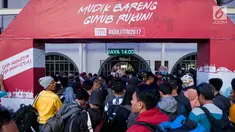 Ratusan pemudik berjalan menuju pintu keberangkatan di Stasiun Senen, Jakarta, Senin (19/6). Puncak arus pemudik di stasiun Senen diperkirakan terjadi pada H-1 Lebaran (24/6/2017). (Liputan6.com/Gempur M Surya)