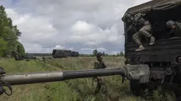Seorang tentara Ukraina tiba pada lokasi sebelum menembaki posisi Rusia menggunakan howitzer M777 pasokan Amerika Serikat di wilayah Kharkiv, Ukraina, 14 Juli 2022. Invasi Rusia ke Ukraina telah memasuki hari ke-141. (AP Photo/Evgeniy Maloletka)