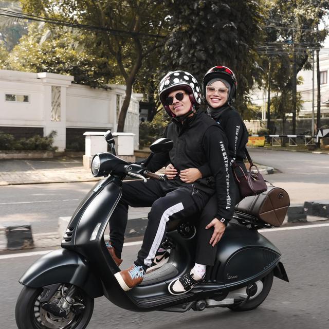 Atta Halilintar naik Vespa (Instagram/@attahalilintar)