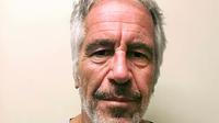 Jeffrey Epstein adalah seorang pengelola keuangan kelahiran Amerika Serikat, yang belakangan menjadi terdakwa kejahatan seksual. Dia tewas bunuh diri di penjara pada Agustus 2019&nbsp;setelah ditahan atas kasus perdagangan seks anak. (Dok. AP)