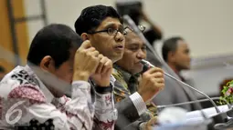 Wakil Pimpnan KPK Laode M. Syarief memberikan penjelasan dalam lanjutan RDP di Gedung Nusantara II, Kompleks Parlemen Senayan, Jakarta, Rabu (15/6). Rapat tersebut membahas laporan hasil Audit kasus RS. Sumber Waras. (Liputan6.com/Johan Tallo)