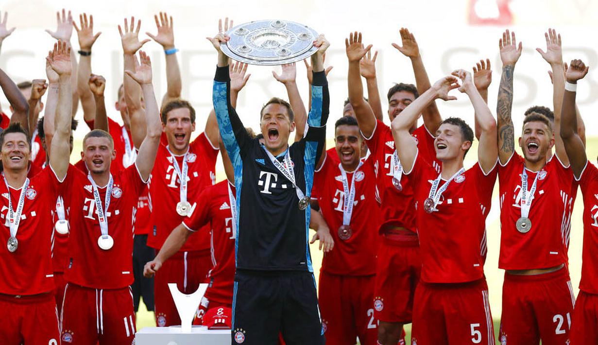 Kapten Bayern Munchen, Manuel Neuer, mengangkat trofi juara Bundesliga usai melawan Wolfsburg di Volkswagen Arena, Sabtu (27/6/2020). Kemenangan itu membuat Bayern kokoh di puncak klasemen sekaligus mengunci gelar juara Bundesliga. (AP/Kai Pfaffenbach)