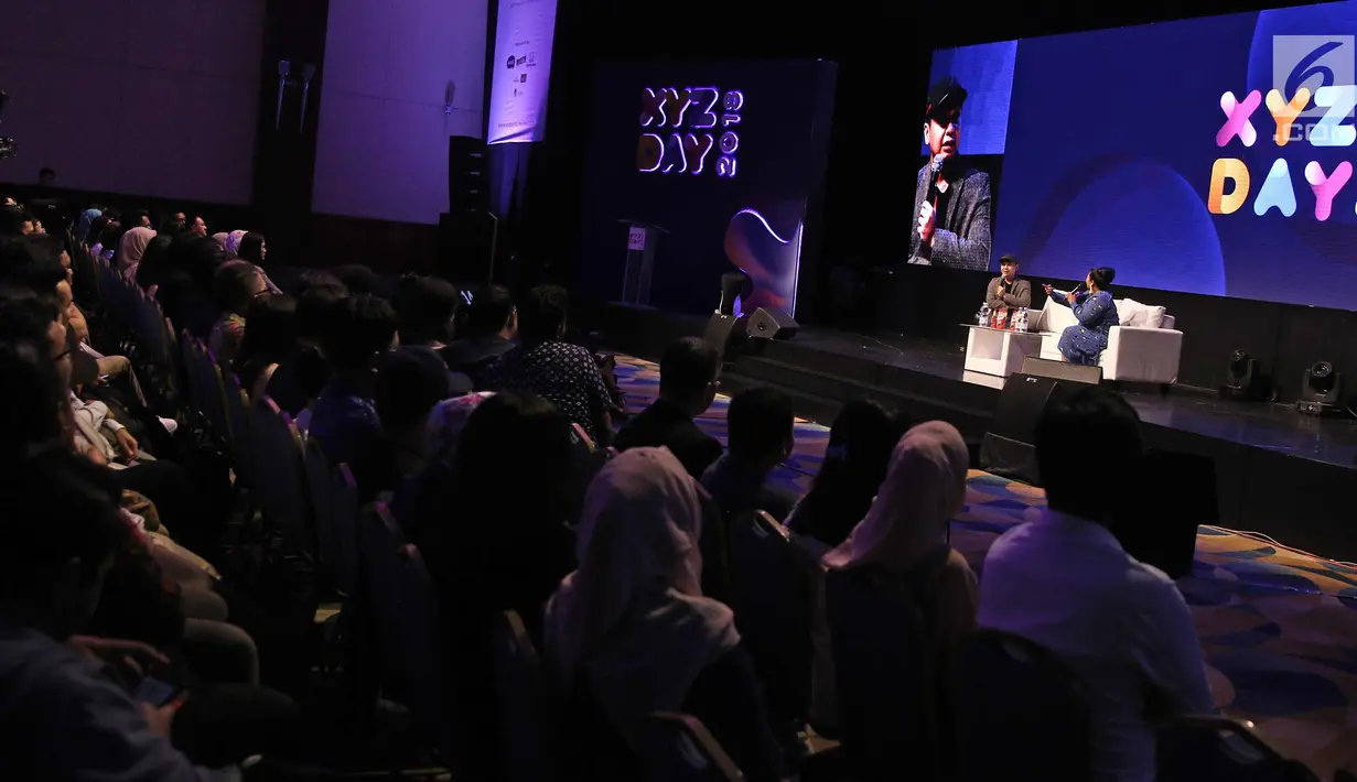 Konten Kreator Raditya Dika menjadi pembicara selama XYZ DAY 2018 di Jakarta, Rabu (25/4). Acara ini bertujuan memberikan insight yang lebih mendalam tentang generasi X, Y, dan Z dari para ahli di bidangnya. (Liputan6.com/Herman Zakharia)