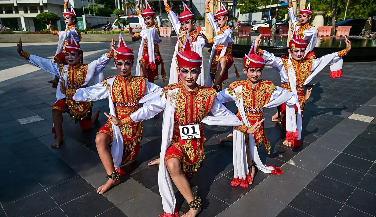 Para penari menampilkan tarian Remo saat kegiatan Festival Remo-Yosakoi di Surabay, Minggu, 12 Juli 2026. (AFP/ Juni Kriswanto)