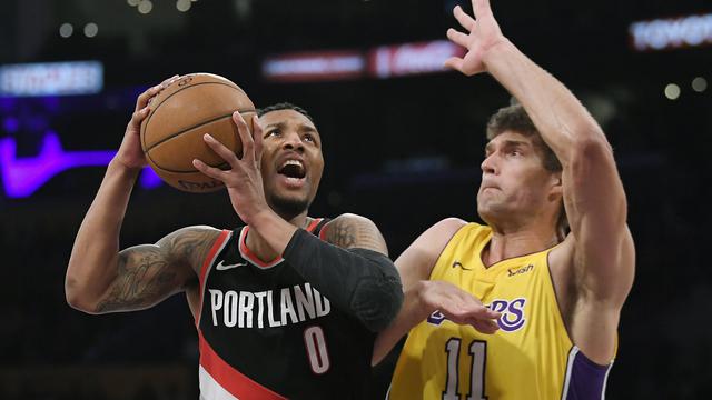 Aksi Damian Lillard saat Blazers melawan Lakers