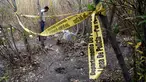 Seseorang berdiri dekat lokasi bunuh diri aktor Glee, Mark Salling (35), di area hutan dekat Tujunga, daerah tempat tinggalnya di Sunland, Los Angeles, Selasa (30/1). Pemeran Noah “Puck” Puckerman itu ditemukan tewas gantung diri. (AP/Reed Saxon)