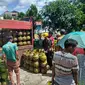 Dinas Perindag Kota Bengkulu bersama Pertamina melakukan operasi pasar untuk menekan harga gas 3 kilogram tabung melon yang melambung dalam sebulan terakhir (Liputan6.com/Yuliardi Hardjo)