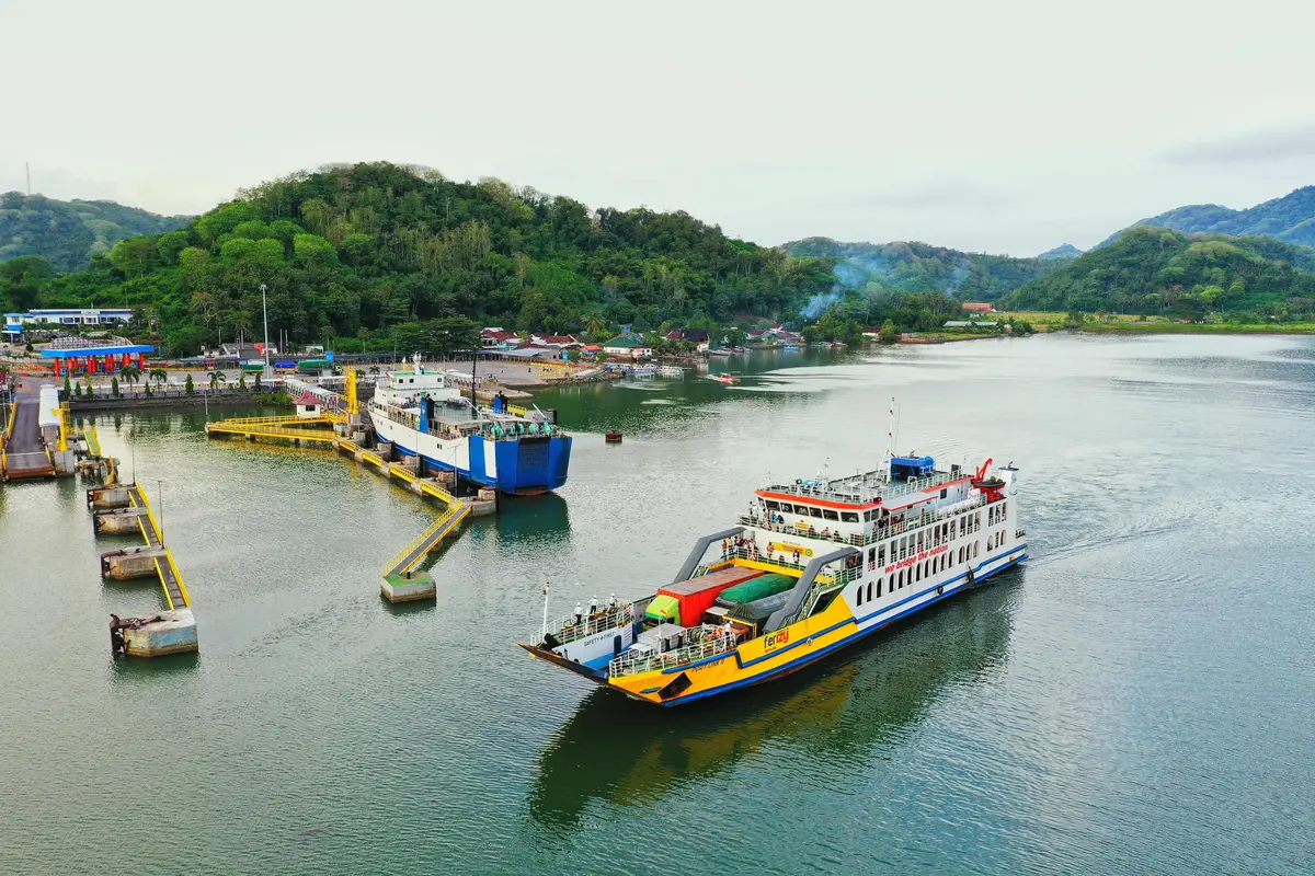 Kapal milik PT ASDP Indonesia Ferry (Persero) sedang bersandar di dermaga. (Dok ASDP)