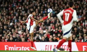 Gelandang Arsenal asal Inggris Myles Lewis-Skelly mengontrol bola selama pertandingan sepak bola Liga Primer Inggris antara Arsenal dan Crystal Palace di Stadion Emirates di London pada 23 April 2025.Ben STANSALL / AFP