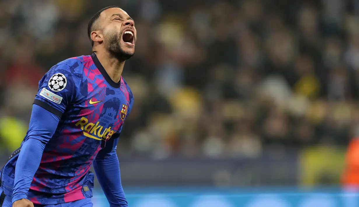 Reaksi penyerang Barcelona, Memphis Depay setelah kehilangan peluang untuk mencetak gol ke gawang Dynamo Kiev pada Matchday 4 Liga Champions di NSK Olimpiyskiy, Rabu (3/11/2021) dini hari WIB.  Barcelona menang tipis 1-0 saat bertamu ke markas Dynamo Kiev. (AP Photo/Efrem Lukatsky)