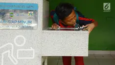Siswa meminum air bersih langsung dari keran di SDN 03 dan SDN 04 Penjaringan, Jakarta, Jumat (22/3). Kegiatan ini dilakukan untuk memperingati Hari Air Sedunia 2019. (merdeka.com/Imam Buhori)