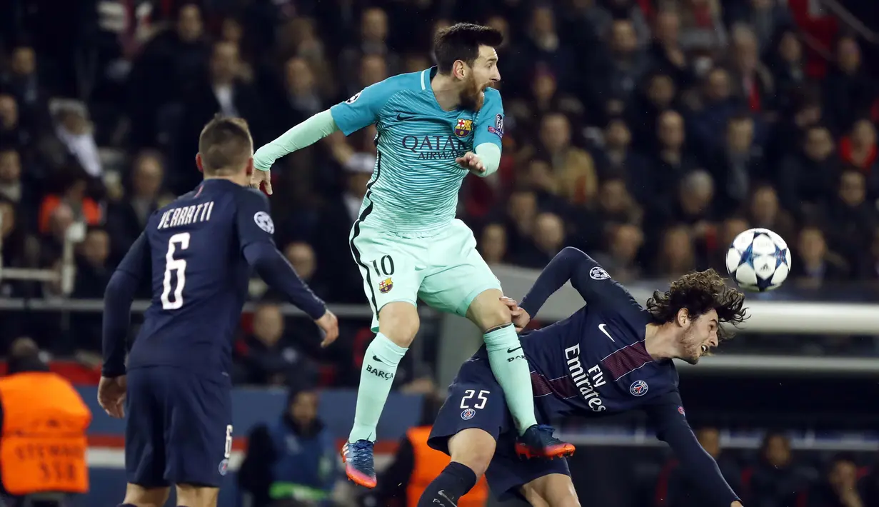 Bintang FC Barcelona, Lionel Messi (tengah) berduel dengan para pemain Paris Saint Germain pada babak 16 besar Liga Champions di Parc des Princes Stadium, Paris (14/2/2017). Barcelona kalah 0-4.  (EPA/Etienne Laurent)