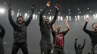 Para pemain AC Milan melakukan selebrasi usai bertanding melawan Tottenham Hotspur pada pertandingan leg 2 babak 16 besar Liga Champions di stadion Tottenham Hotspur di London, Kamis (9/3/2023). Laga berakhir dengan skor 0-0 dengan Milan melaju 1- 0 secara agregat. (AP Photo/Hibah Alastair)