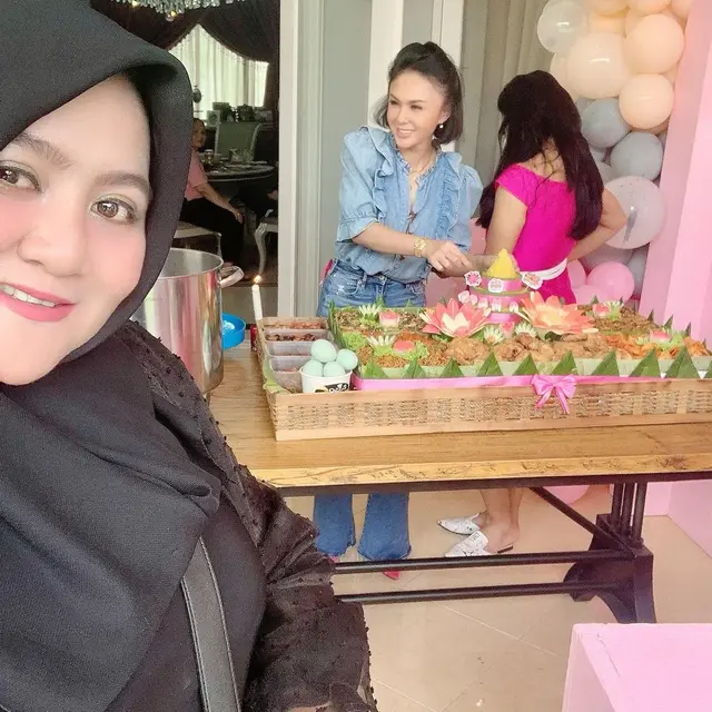 Jelang Usia Kepala Lima, Ini 6 Potret Kompak Krisdayanti dan Yuni Shara