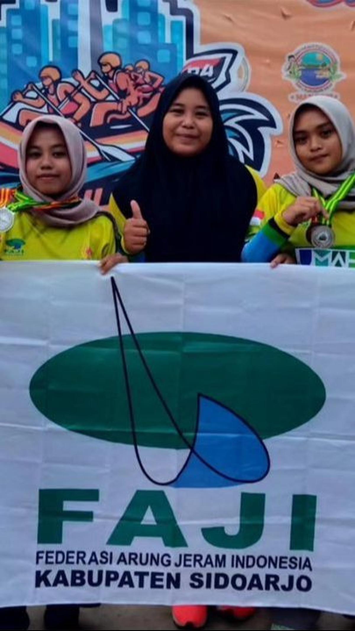 Shafira juga sempat memamerkan dua medali yang berhasil diraihnya.&nbsp;