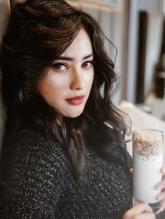 Sebelum jadi aktris, Devina Kirana menggeluti dunia model dan menjadi seleb internet. (FOTO: instagram.com/kiranadevina/)