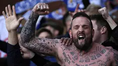 Fans Leicester City, merayakan kemenangan timnya 1-0 saat melawan Crystal Palace pada lanjutan liga Inggris di Stadion Selhurst Park, London, Sabtu (19/3/2016). (AFP/Adrian Dennis)