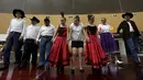Sekelompok penari memberikan salam kepada penonton yang hadir di Monterrey, Meksiko, pada 9 April 2016. Berkat bantuan Asosiasi "Abrazame con Discapacidad" mereka dapat pentas di acara-acara kecil di Meksiko. (REUTERS/Daniel Becerril)