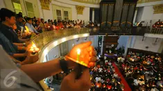 Umat Kristiani menyalakan lilin pada misa malam Natal di Gereja Immanuel, Jakarta  Sabtu (24/12). Perayaan natal berlangsung khidmat. (Liputan6.com/Angga Yuniar)