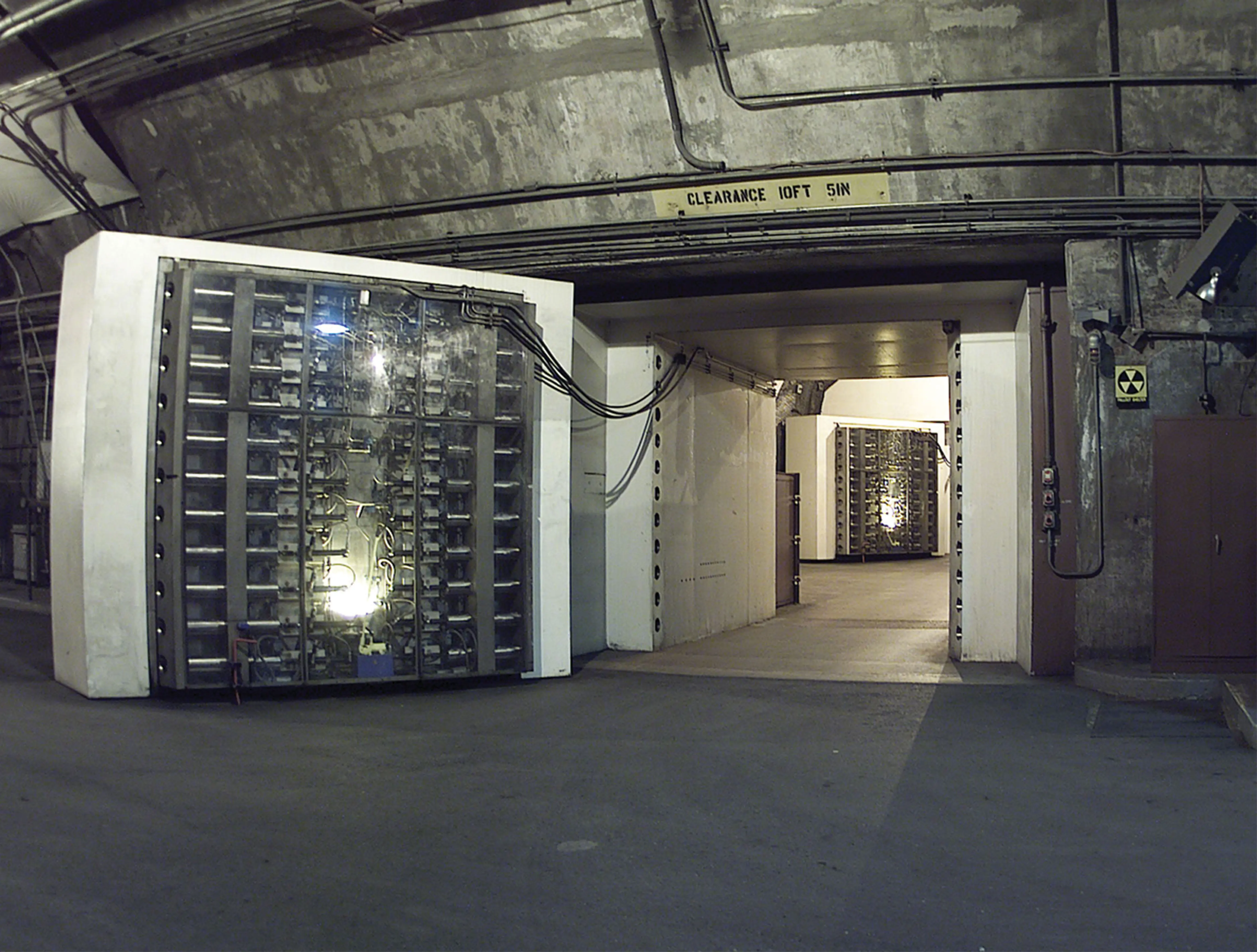 Pintu baja anti-ledakan di bunker NORAD di Pegunungan Cheyenne (wikimedia commons)