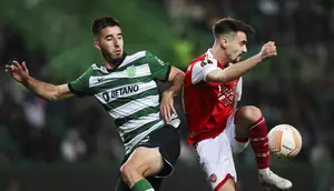 Bek Sporting CP, Goncalo Inacio (kiri) berebut bola dengan gelandang Arsenal Fabio Vieira dalam laga leg pertama babak 16 besar Liga Europa 2022-2023 di Estadio Jose Alvalade, Jumat (10/3/2023) dini hari WIB. Gol Arsenal dicetak William Saliba dan gol bunuh diri Hidemasa Morita. (AP Photo/Armando Franca)